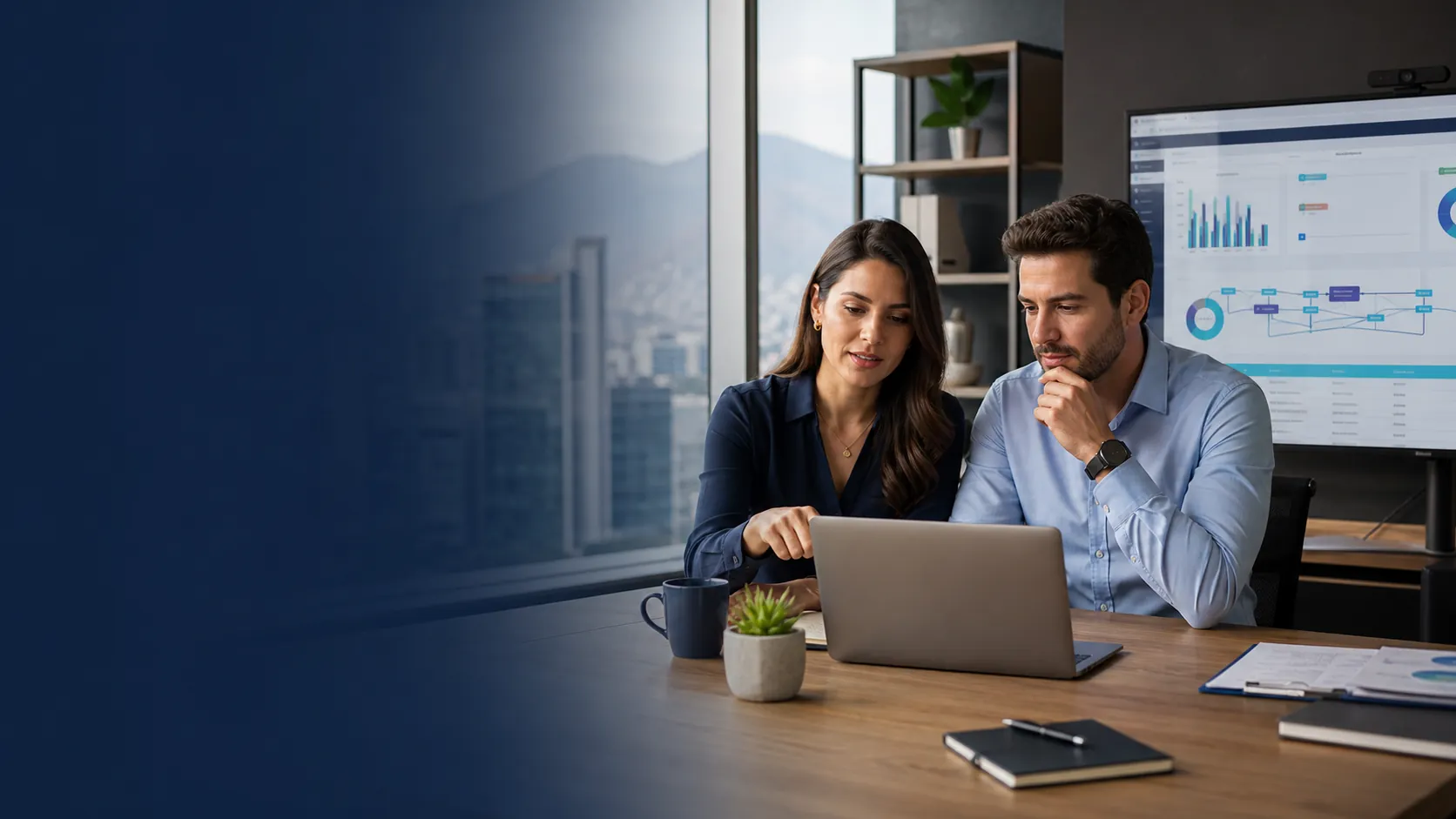 Equipo empresarial usando Bluudek ERP en una oficina moderna