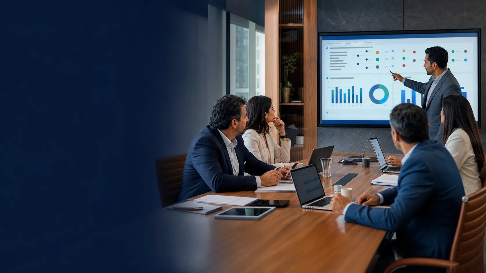 Líderes de Procurement revisando proveedores y gasto empresarial
